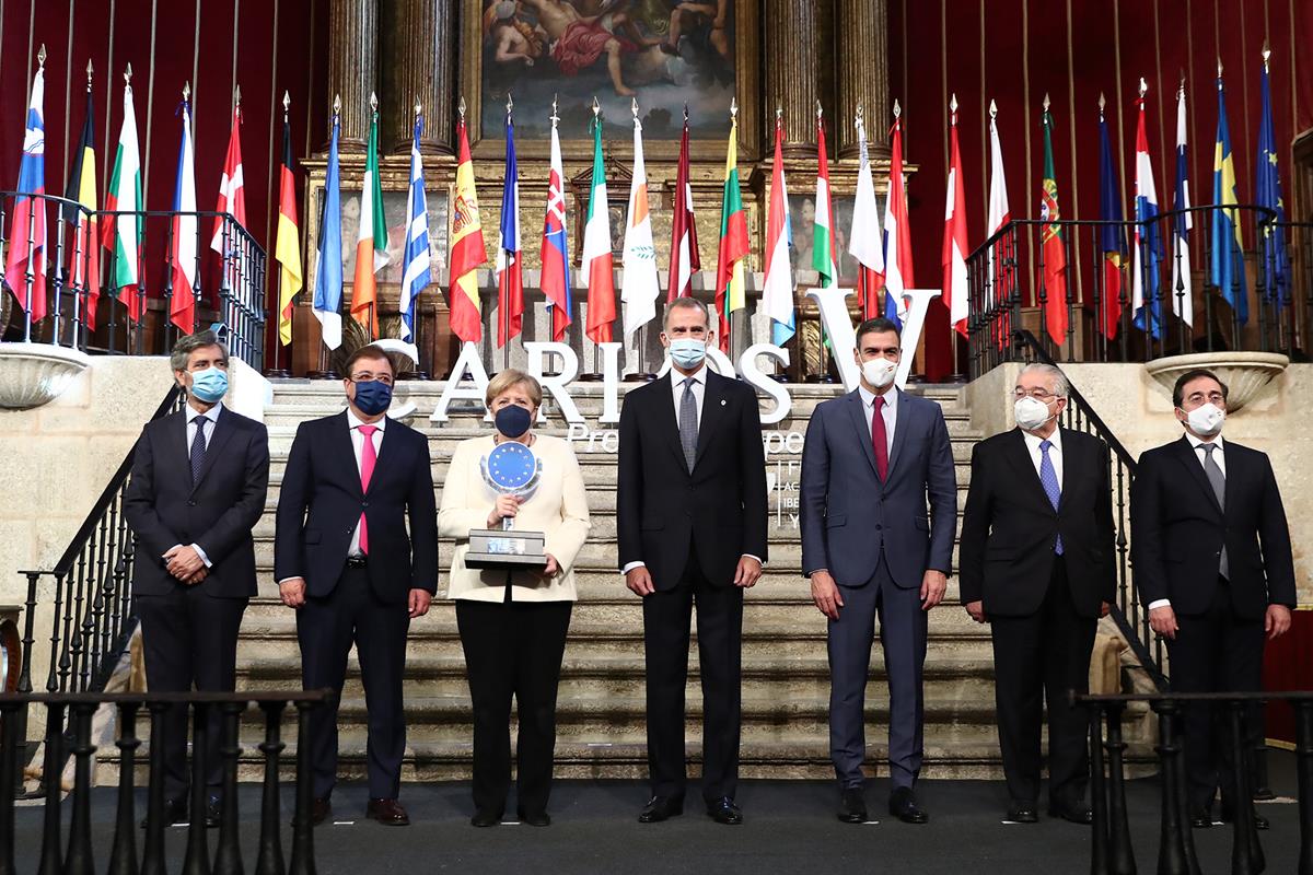 14/10/2021. Pedro Sánchez asiste a la entrega del Premio Europeo Carlos V a Angela Merkel. Tras el acto de entrega del galardón, foto de fam...