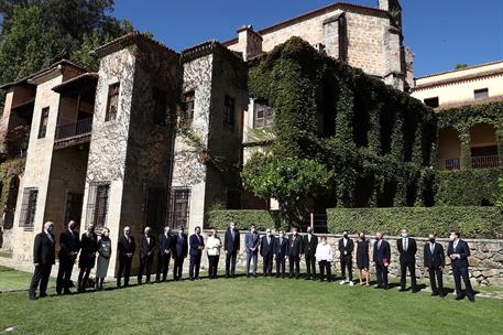 14/10/2021. Pedro Sánchez asiste a la entrega del Premio Europeo Carlos V a Angela Merkel. Foto de familia en el Monasterio de Yuste, que ha...