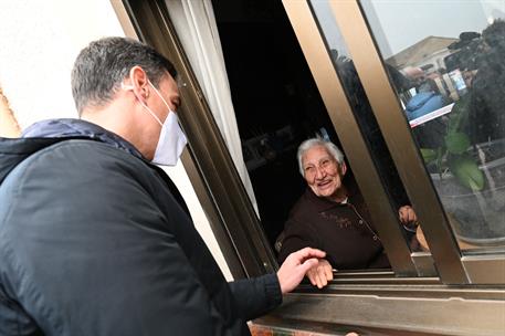 14/12/2021. Sánchez visita las zonas afectadas por la crecida del Ebro. El presidente del Gobierno, Pedro Sánchez, conversa con una vecina d...