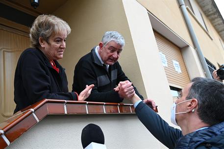 14/12/2021. Sánchez visita las zonas afectadas por la crecida del Ebro. El presidente del Gobierno, Pedro Sánchez, conversa con dos vecinos ...