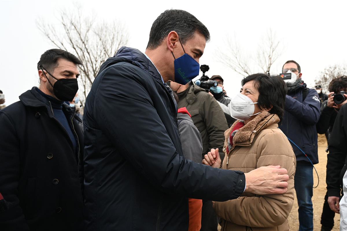 14/12/2021. Sánchez visita las zonas afectadas por la crecida del Ebro. El presidente del Gobierno, Pedro Sánchez, conversa con un vecinas d...