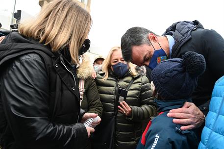 14/12/2021. Sánchez visita las zonas afectadas por la crecida del Ebro. El presidente del Gobierno, Pedro Sánchez, conversa con un niño dura...