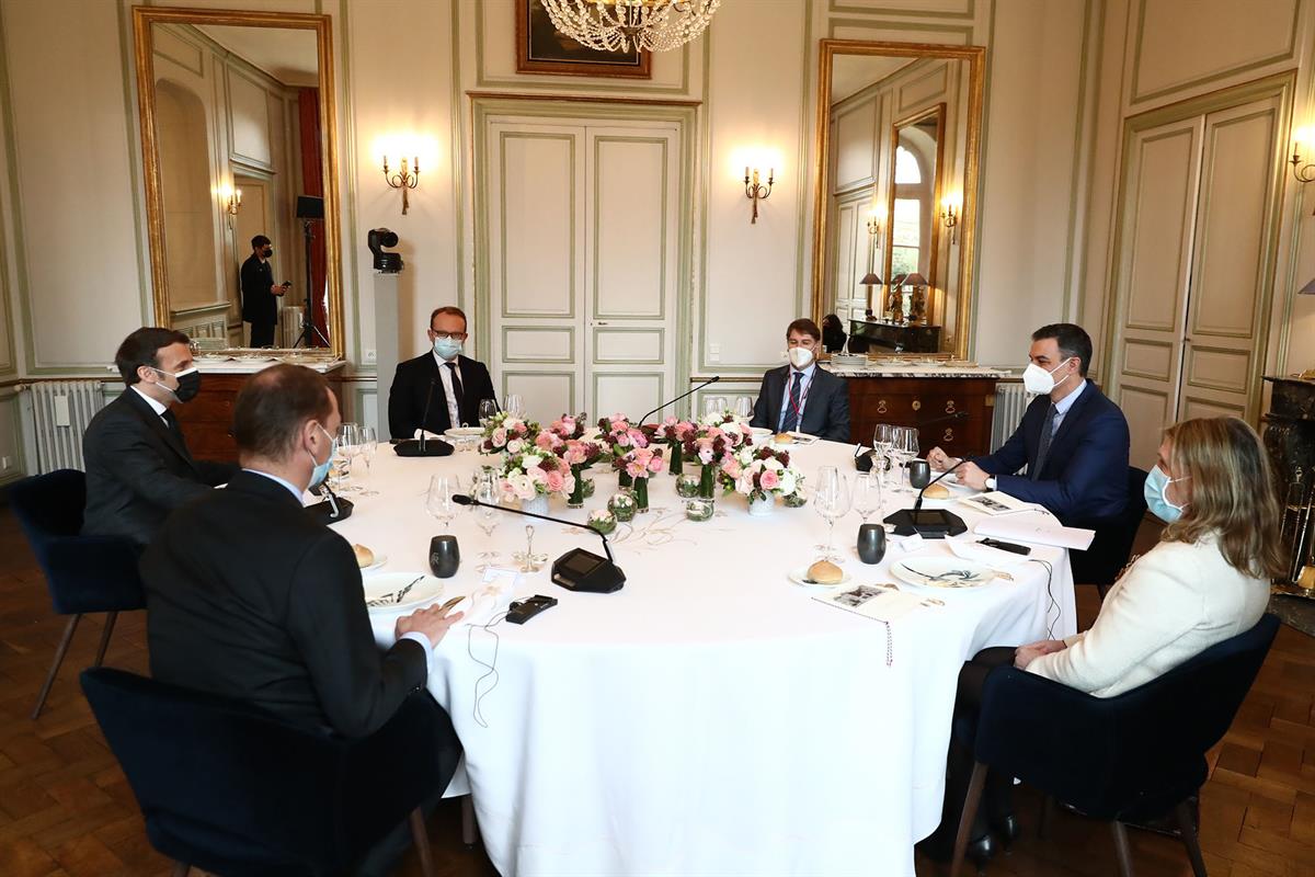 15/03/2021. Pedro Sánchez participa en la XXVI Cumbre Franco-Española. El presidente del Gobierno, Pedro Sánchez, el presidente de la France...