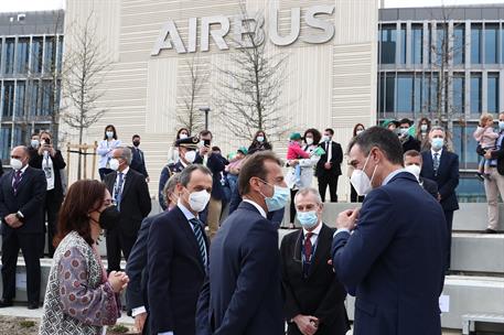 15/04/2021. Sánchez asiste a la inauguración del nuevo campus de Airbus en Getafe. El presidente del Gobierno, Pedro Sánchez, y el ministro ...