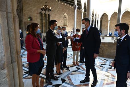 15/09/2021. Mesa de diálogo entre el Gobierno y el Govern de la Generalitat de Cataluña. El presidente del Gobierno, Pedro Sánchez, saluda a...