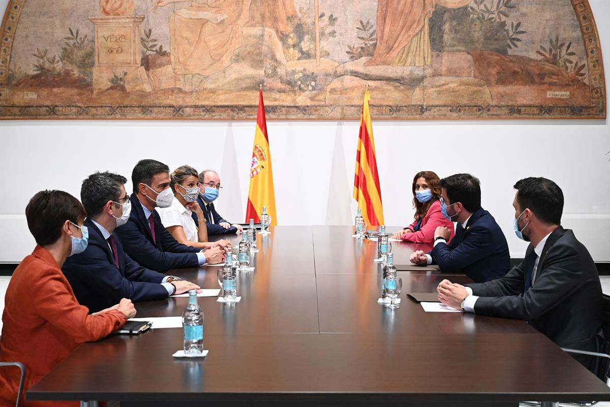 15/09/2021. Mesa de diálogo entre el Gobierno y el Govern de la Generalitat de Cataluña. El presidente del Gobierno, Pedro Sánchez, los miem...