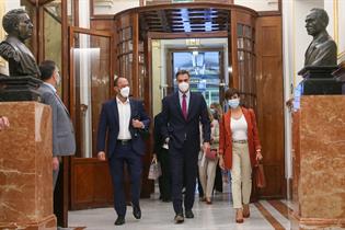 Pedro Sánchez, a su llegada al Congreso, junto a la ministra de Política Territorial y portavoz del Ejecutivo, Isabel Rodríguez