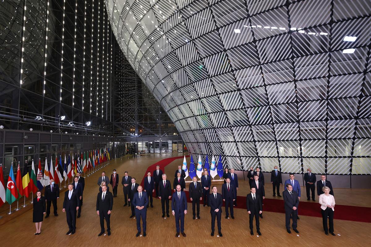 15/12/2021. El presidente del Gobierno participa en la Cumbre de la Asociación Oriental. Fotografía de familia de la 6.ª Cumbre de la Unión ...