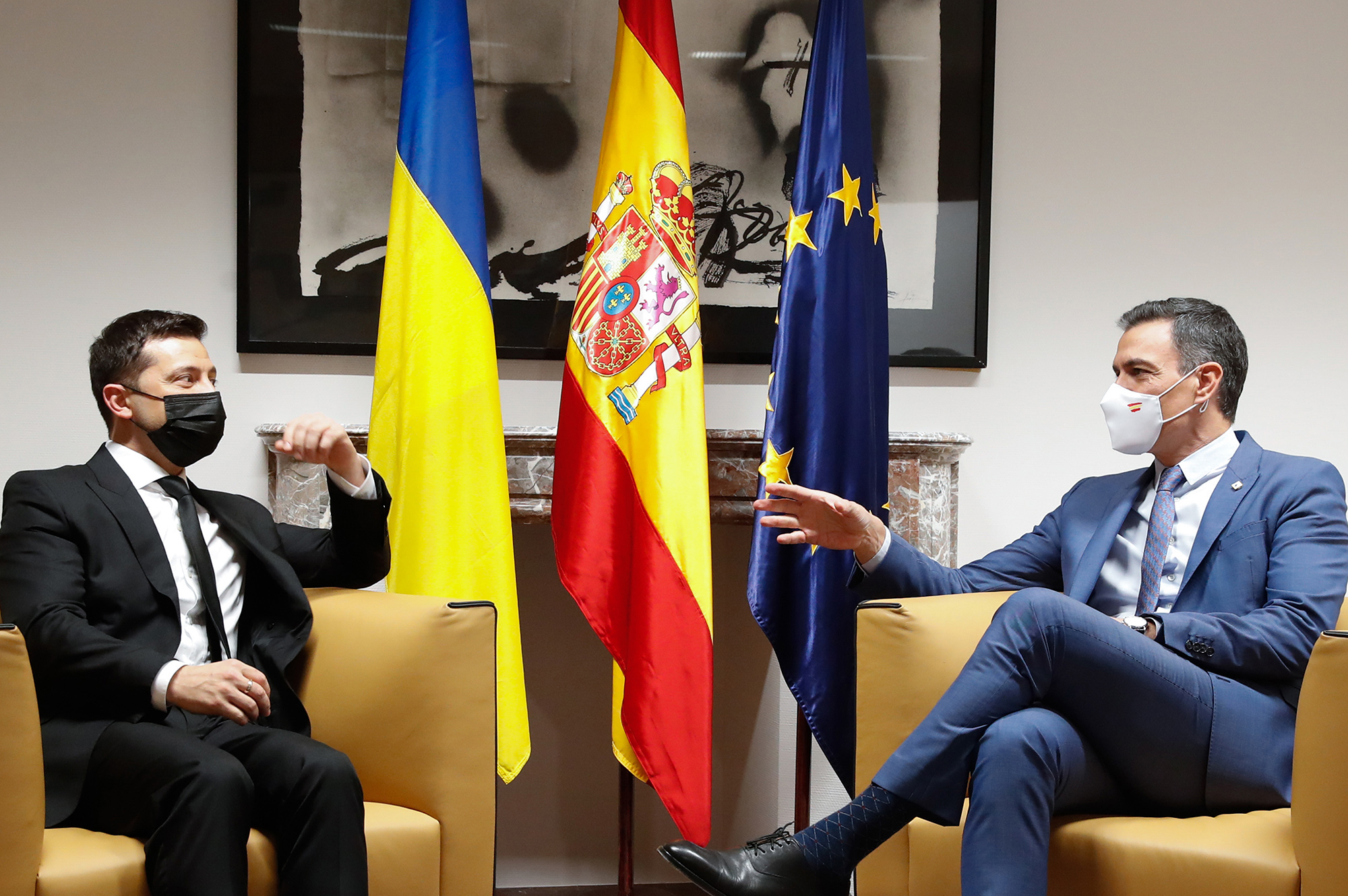 El presidente del Gobierno, Pedro Sánchez, y el presidente de Ucrania, Volodymyr Zelenski, durante su reunión bilateral 