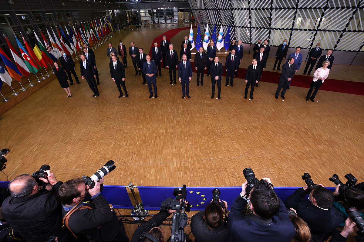 15/12/2021. El presidente del Gobierno participa en Bruselas en la Cumbre de la Asociación Oriental. Fotografía de familia de la 6.ª Cumbre ...