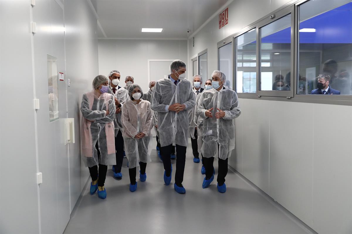 16/04/2021. Visita del presidente a la farmacéutica HIPRA. El presidente del Gobierno, Pedro Sánchez, ha recorrido las instalaciones de la f...