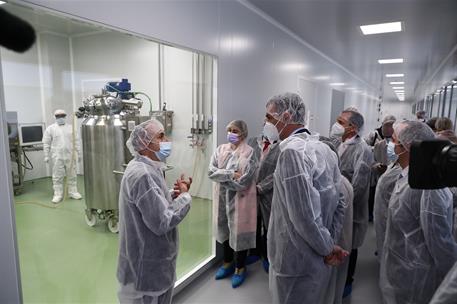 16/04/2021. Visita del presidente a la farmacéutica HIPRA. El presidente del Gobierno, Pedro Sánchez, ha recorrido las instalaciones de la f...