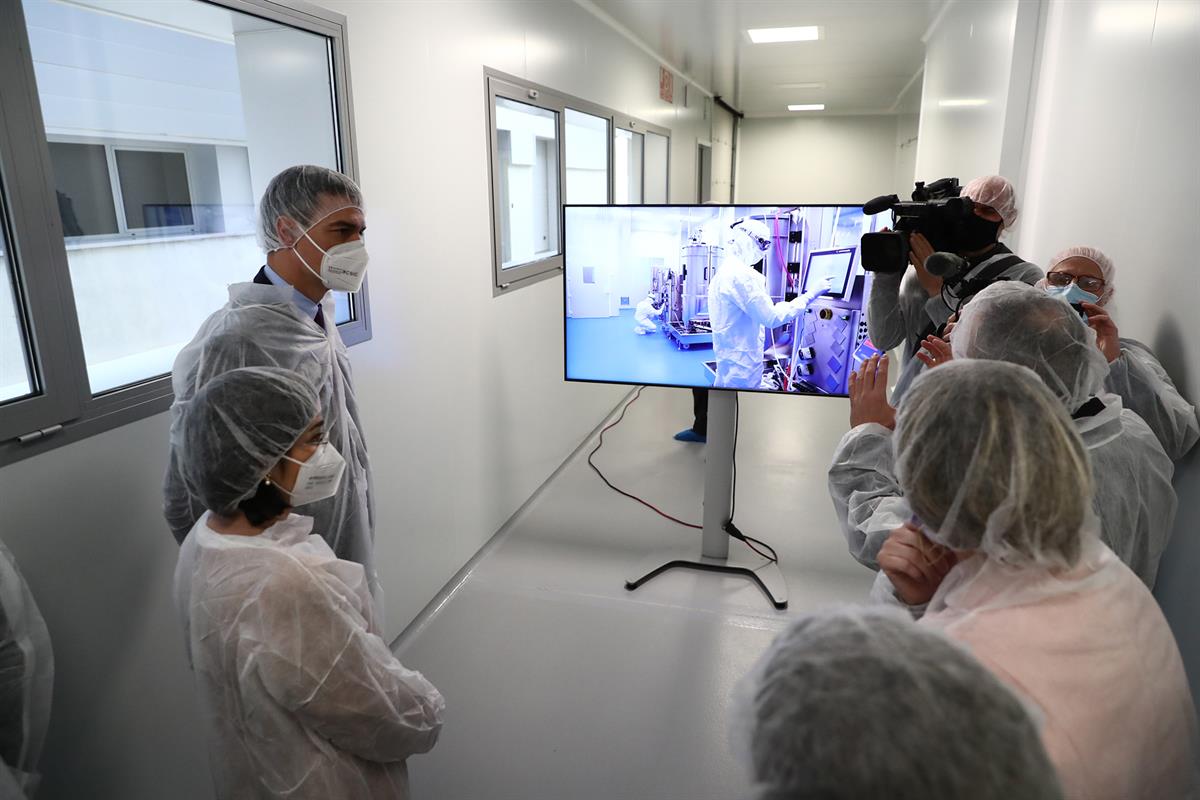 16/04/2021. Visita del presidente a la farmacéutica HIPRA. El presidente del Gobierno, Pedro Sánchez, ha recorrido las instalaciones de la f...