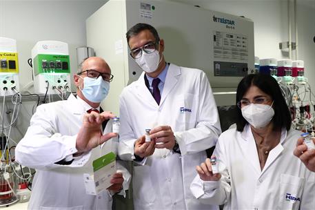 16/04/2021. Visita del presidente a la farmacéutica HIPRA. El presidente del Gobierno, Pedro Sánchez, y la ministra de Sanidad, Carolina Dar...