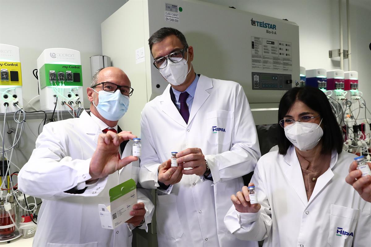 16/04/2021. Visita del presidente a la farmacéutica HIPRA. El presidente del Gobierno, Pedro Sánchez, y la ministra de Sanidad, Carolina Dar...