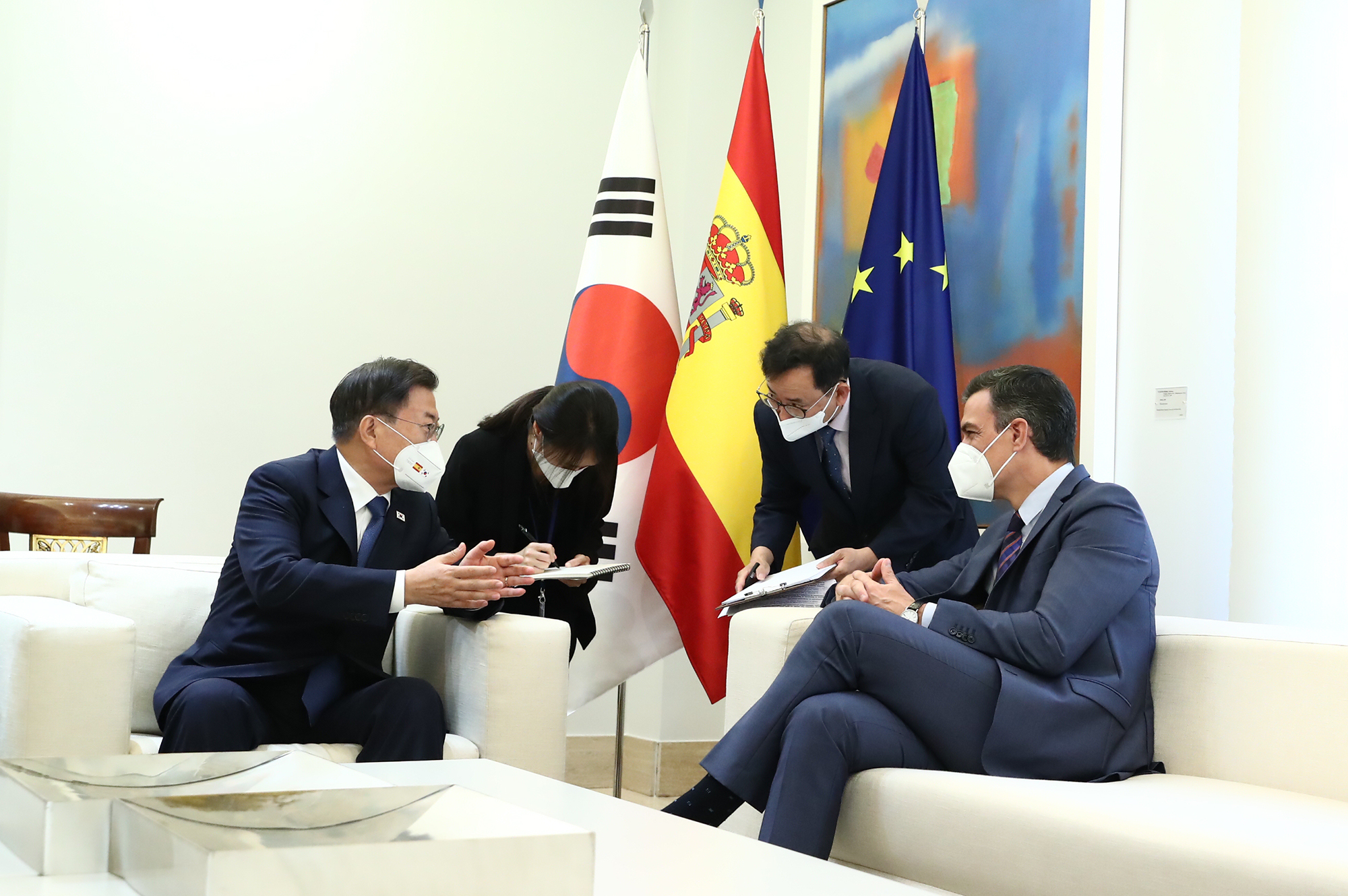 Pedro Sánchez junto a Moon Jae-in y sus colaboradores