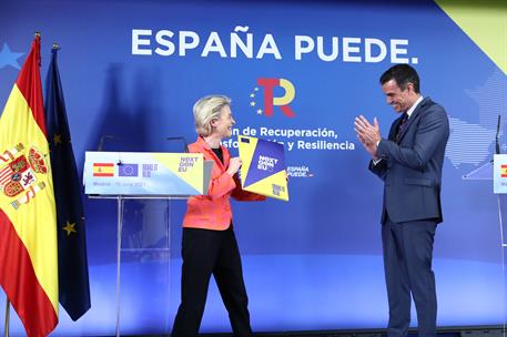 16/06/2021. Pedro Sánchez recibe a Ursula von der Leyen. La presidenta de la Comisión Europea, Ursula von der Leyen, entrega al presidente d...