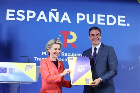 16/06/2021. Pedro Sánchez recibe a Ursula von der Leyen. La presidenta de la Comisión Europea, Ursula von der Leyen, ha entregado al preside...