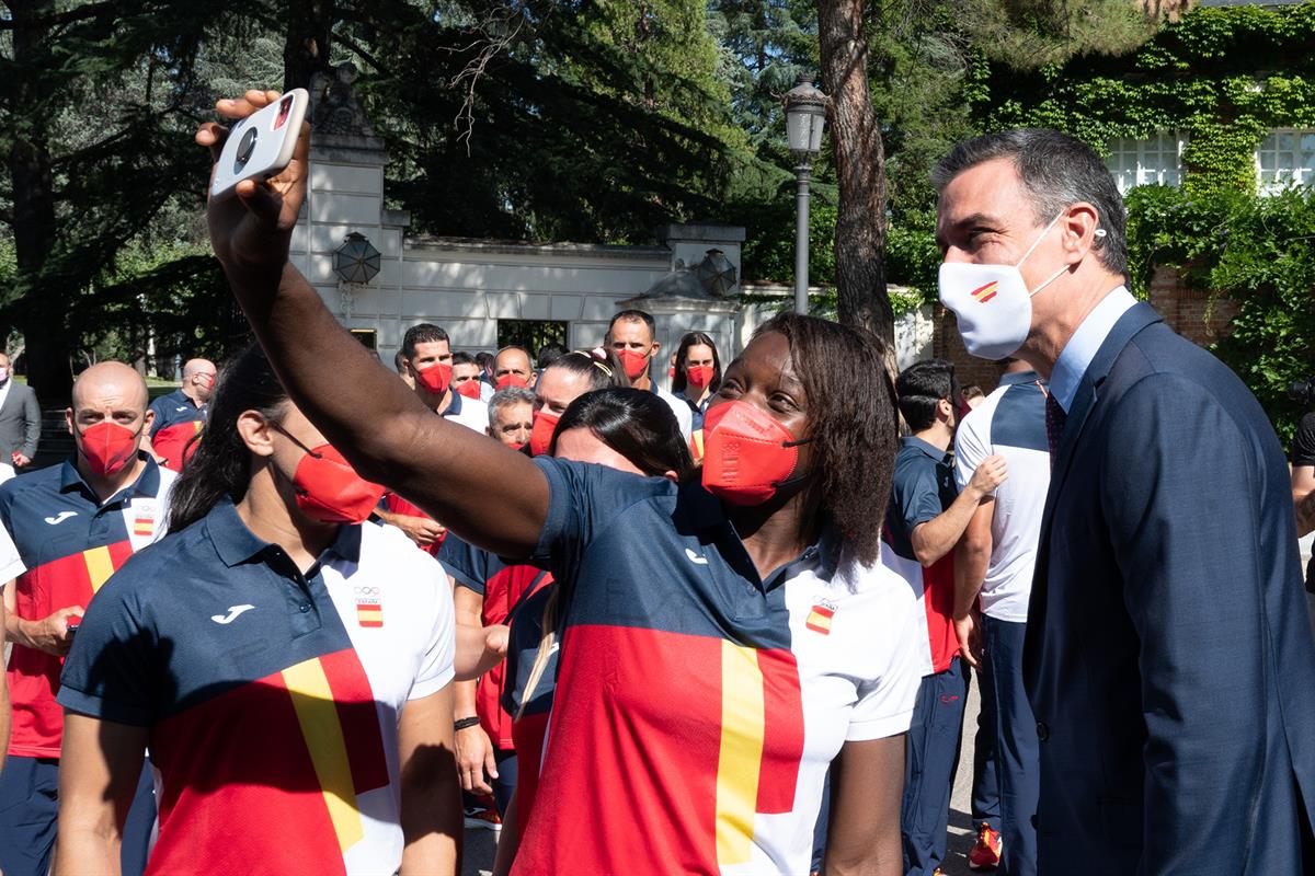 16/07/2021. Pedro Sánchez recibe a los deportistas olímpicos de Tokio 2020. El presidente del Gobierno, Pedro Sánchez, se fotografía con alg...