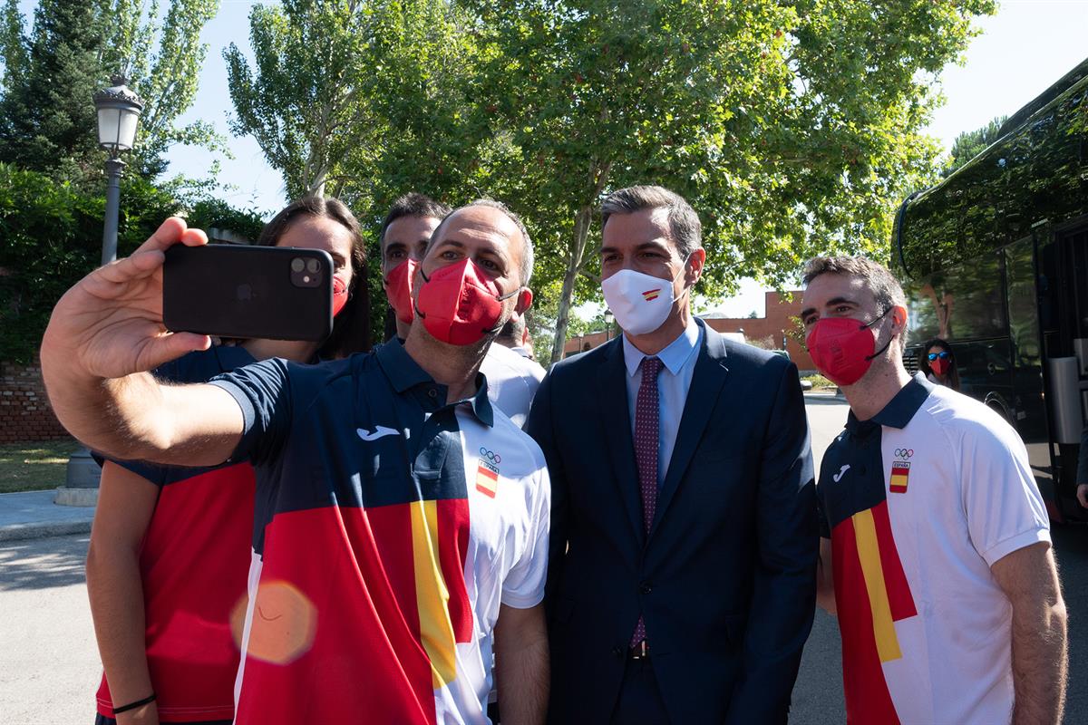 16/07/2021. Pedro Sánchez recibe a los deportistas olímpicos de Tokio 2020. El presidente del Gobierno, Pedro Sánchez, se fotografía con alg...