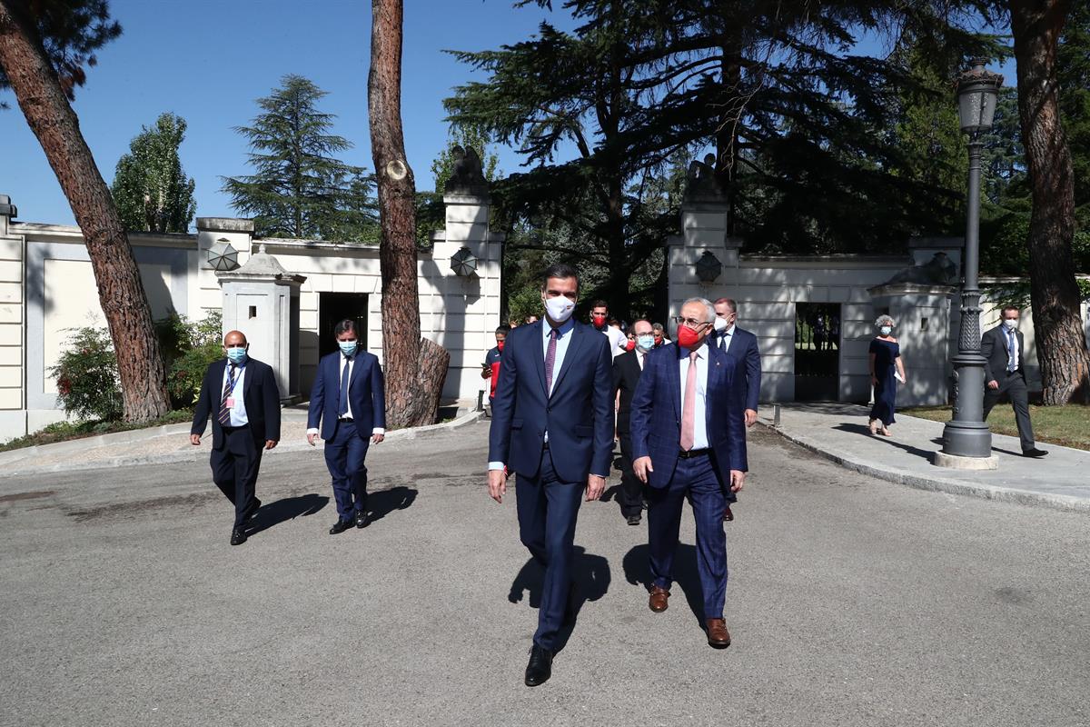 16/07/2021. Pedro Sánchez recibe a los deportistas olímpicos de Tokio 2020. El presidente del Gobierno, Pedro Sánchez, junto al ministro de ...