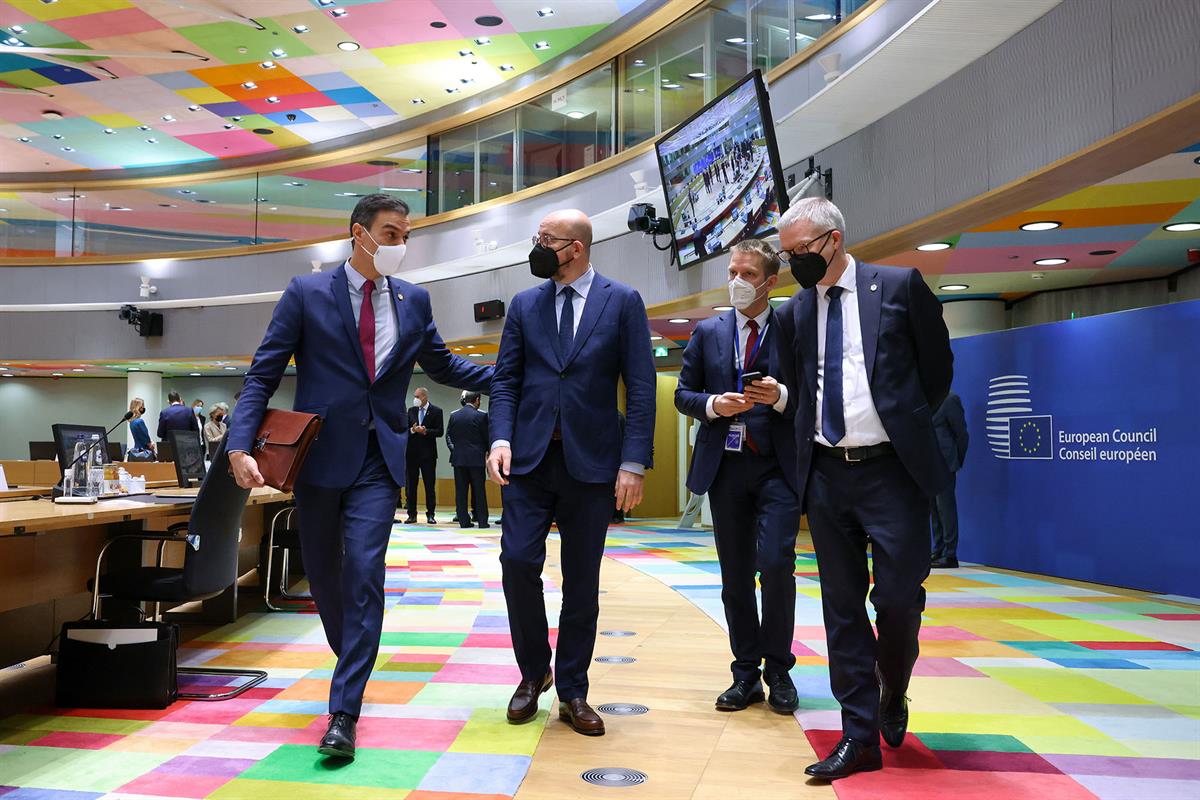 16/12/2021. El presidente del Gobierno participa en la reunión del Consejo Europeo. El presidente del Gobierno, Pedro Sánchez, charla con el...