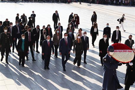 17/11/2021. Sánchez participa en la Reunión de Alto Nivel Turquía-España. El presidente del Gobierno, Pedro Sánchez, se dirige al Mausoleo d...