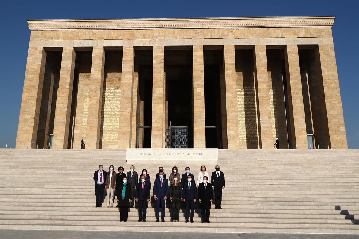 17/11/2021. Sánchez participa en la Reunión de Alto Nivel Turquía-España. Foto de familia del presidente del Gobierno, Pedro Sánchez, con la...