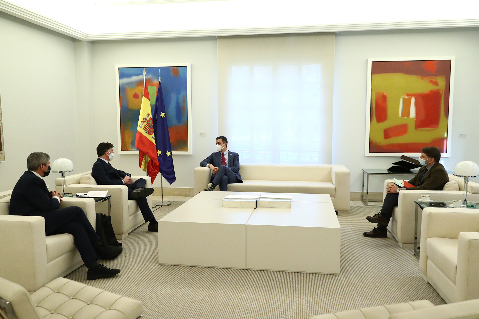 18/02/2021. Pedro Sánchez recibe al director general de Intermón Oxfam, Franc Cortada. El presidente del Gobierno, Pedro Sánchez, se reúne c...