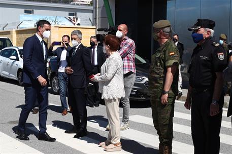 18/05/2021. Pedro Sánchez se desplaza a Ceuta. El presidente del Gobierno, Pedro Sánchez, a su llegada a Ceuta, es recibido por el ministro ...