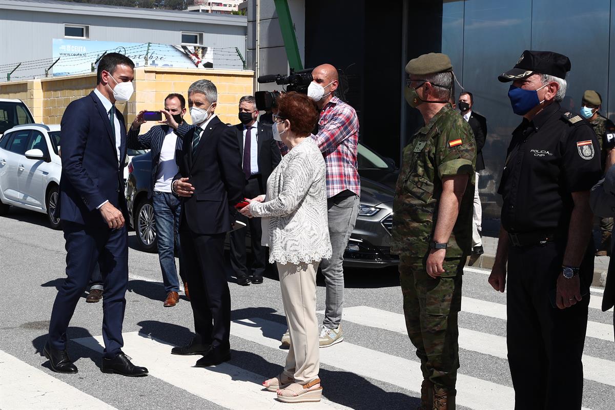 18/05/2021. Pedro Sánchez se desplaza a Ceuta. El presidente del Gobierno, Pedro Sánchez, a su llegada a Ceuta, es recibido por el ministro ...