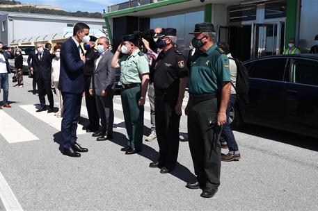 18/05/2021. Sánchez se desplaza a Ceuta. El presidente del Gobierno, Pedro Sánchez, a su llegada a Ceuta, saluda a responsables de las Fuerz...