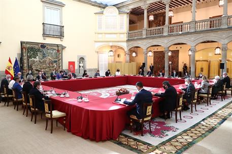 18/10/2021. Sánchez participa en la reunión anual del Patronato del Instituto Cervantes. El presidente del Gobierno, Pedro Sánchez, junto a ...