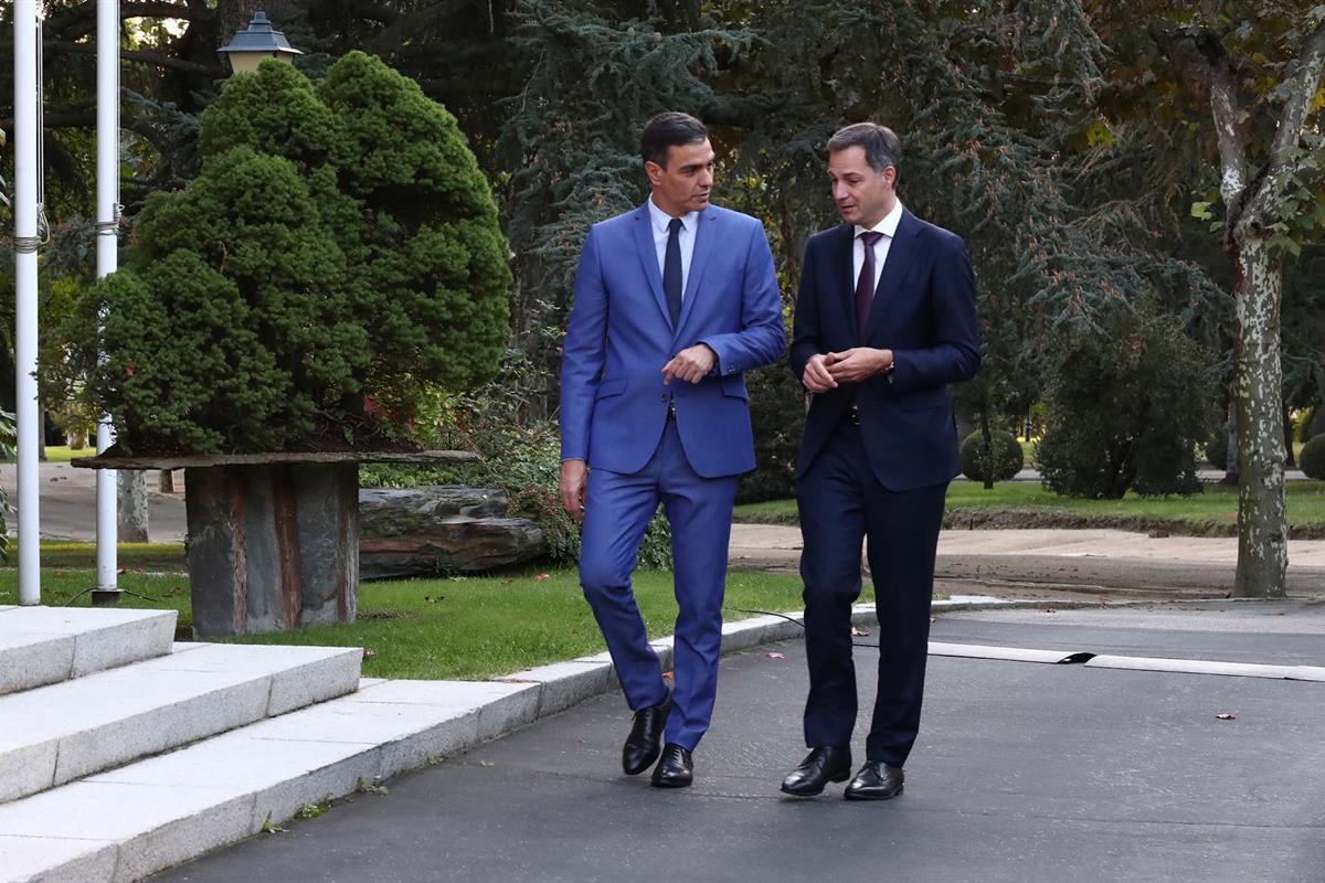 18/10/2021. El presidente del Gobierno recibe al primer ministro belga. El presidente del Gobierno, Pedro Sánchez, pasea por los jardines de...