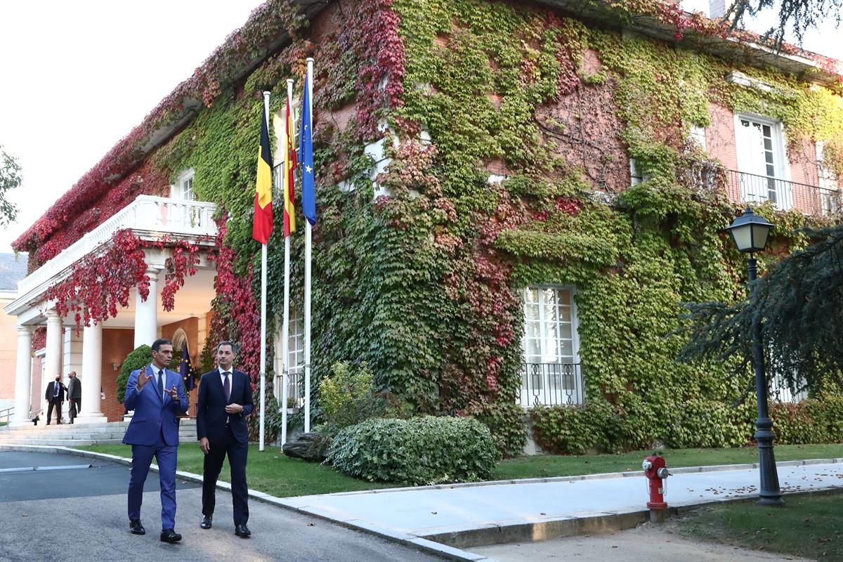 18/10/2021. El presidente del Gobierno recibe al primer ministro belga. El presidente del Gobierno, Pedro Sánchez, pasea por los jardines de...