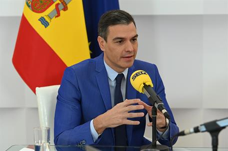 18/10/2021. Entrevista a Pedro Sánchez en la Cadena Ser. El presidente del Gobierno, Pedro Sánchez, durante la entrevista que ha concedido a...