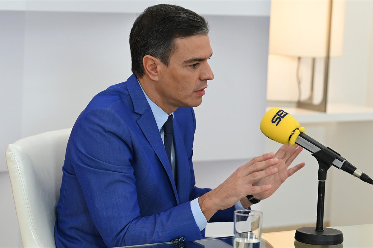 18/10/2021. Entrevista a Pedro Sánchez en la Cadena Ser. El presidente del Gobierno, Pedro Sánchez, durante la entrevista que ha concedido a...