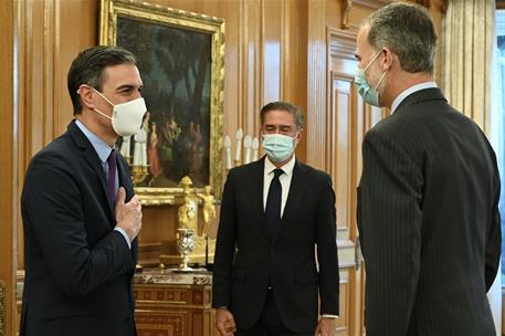 18/11/2021. Sánchez asiste a la reunión del Consejo de Seguridad Nacional. El presidente del Gobierno, Pedro Sánchez, saluda al Rey Felipe VI