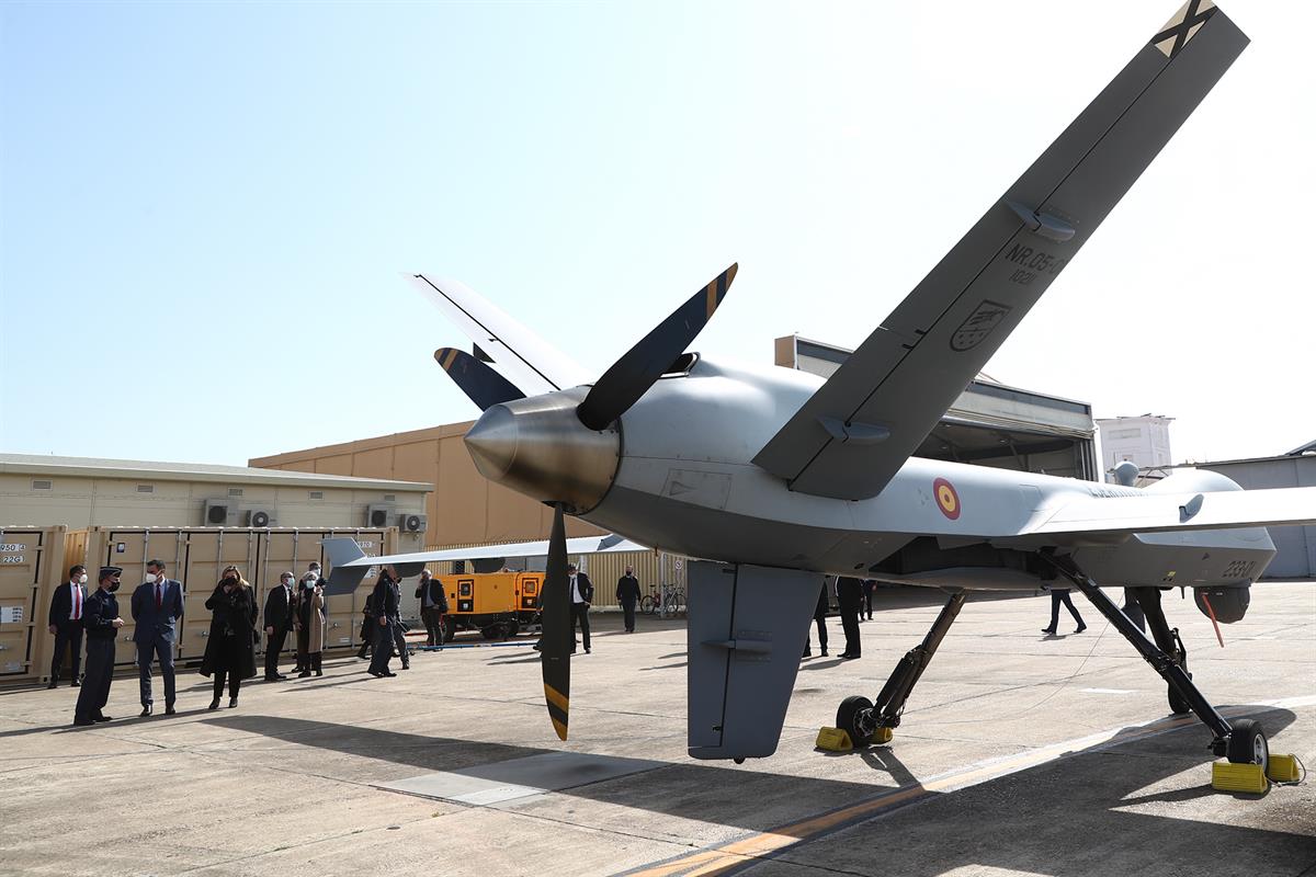 19/02/2021. El presidente Sánchez visita la base aérea de Talavera la Real. El presidente del Gobierno, Pedro Sánchez, contempla un avión no...