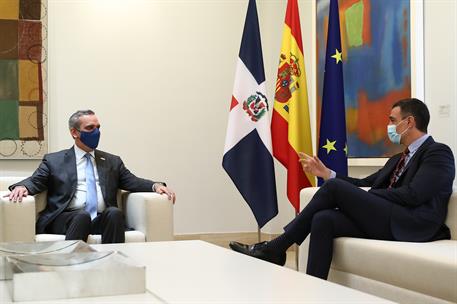 19/04/2021. El presidente del Gobierno recibe al presidente de la República Dominicana. El presidente del Gobierno, Pedro Sánchez, conversa ...