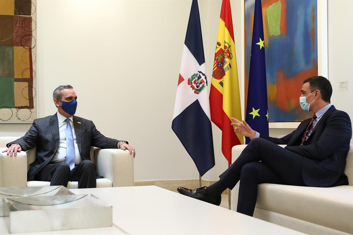 19/04/2021. El presidente del Gobierno recibe al presidente de la República Dominicana. El presidente del Gobierno, Pedro Sánchez, conversa ...