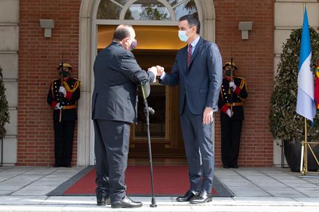 19/04/2021. El presidente del Gobierno se reúne con el presidente de la República de Guatemala. El presidente del Gobierno, Pedro Sánchez, s...