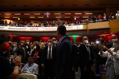 19/05/2021. Pedro Sánchez participa en el 43º Congreso Confederal de la UGT. El presidente del Gobierno, Pedro Sánchez, saluda a los asisten...