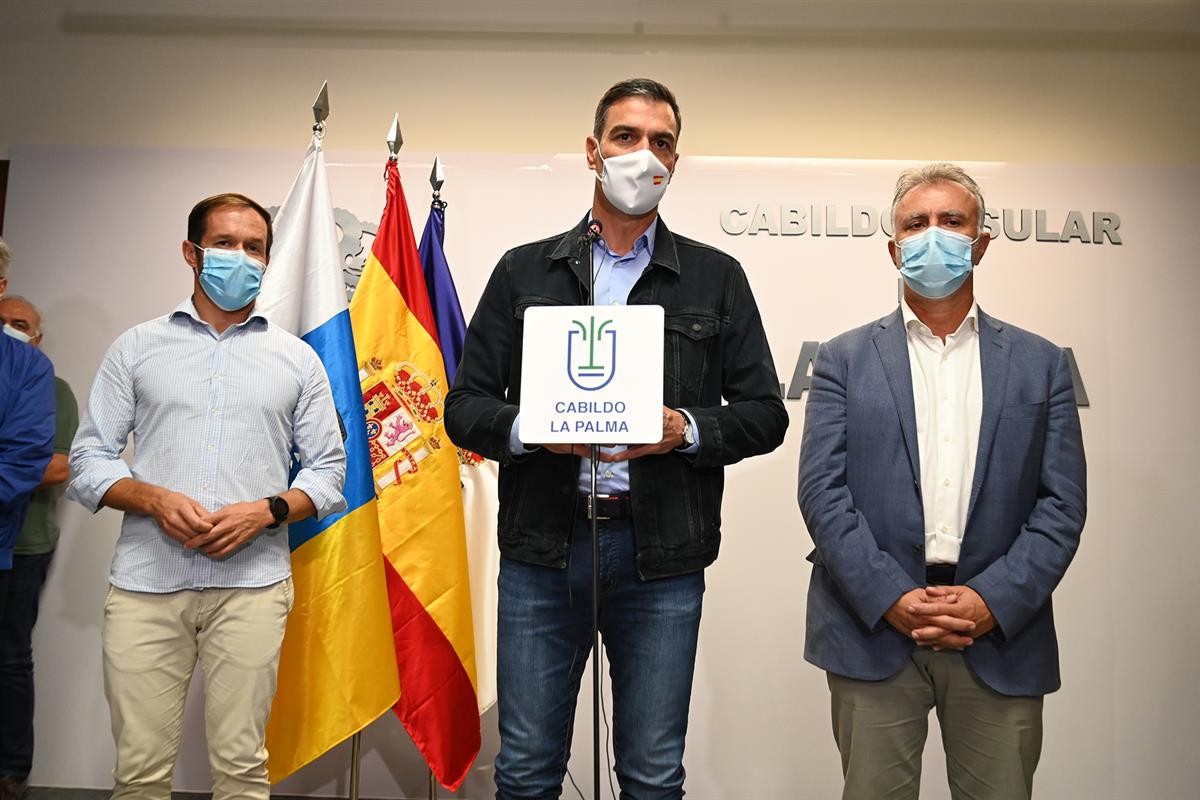 19/09/2021. Pedro Sánchez visita La Palma con motivo de la erupción volcánica. El presidente del Gobierno, Pedro Sánchez, junto al president...