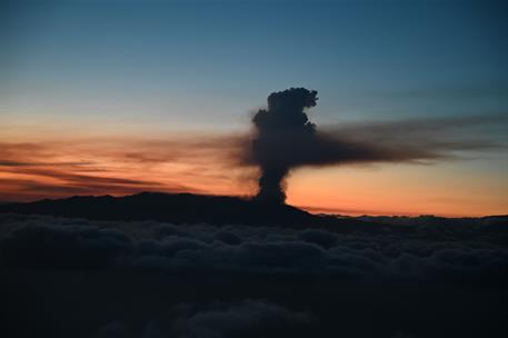 19/09/2021. Pedro Sánchez visita La Palma con motivo de la erupción volcánica. Foto de la erupción volcánica en La Palma