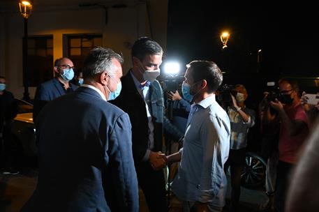 19/09/2021. Pedro Sánchez visita La Palma con motivo de la erupción volcánica. El presidente del Gobierno, Pedro Sánchez, es recibido por el...