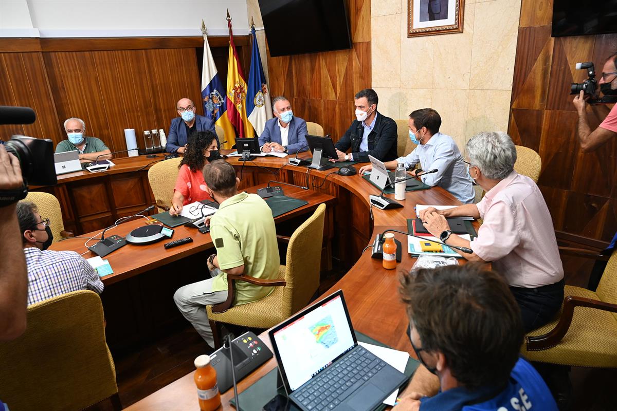 19/09/2021. Pedro Sánchez visita La Palma con motivo de la erupción volcánica. El presidente del Gobierno, Pedro Sánchez, junto al president...