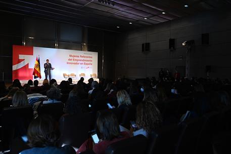 19/11/2021. Sánchez preside un acto con motivo del Día Internacional de la Mujer Emprendedora. El presidente del Gobierno, Pedro Sánchez, du...