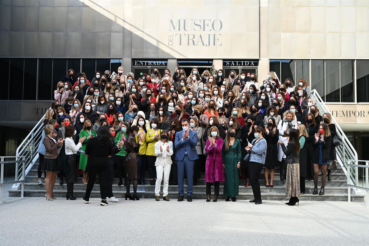 19/11/2021. Sánchez preside un acto con motivo del Día Internacional de la Mujer Emprendedora. Foto del familia del presidente del Gobierno,...