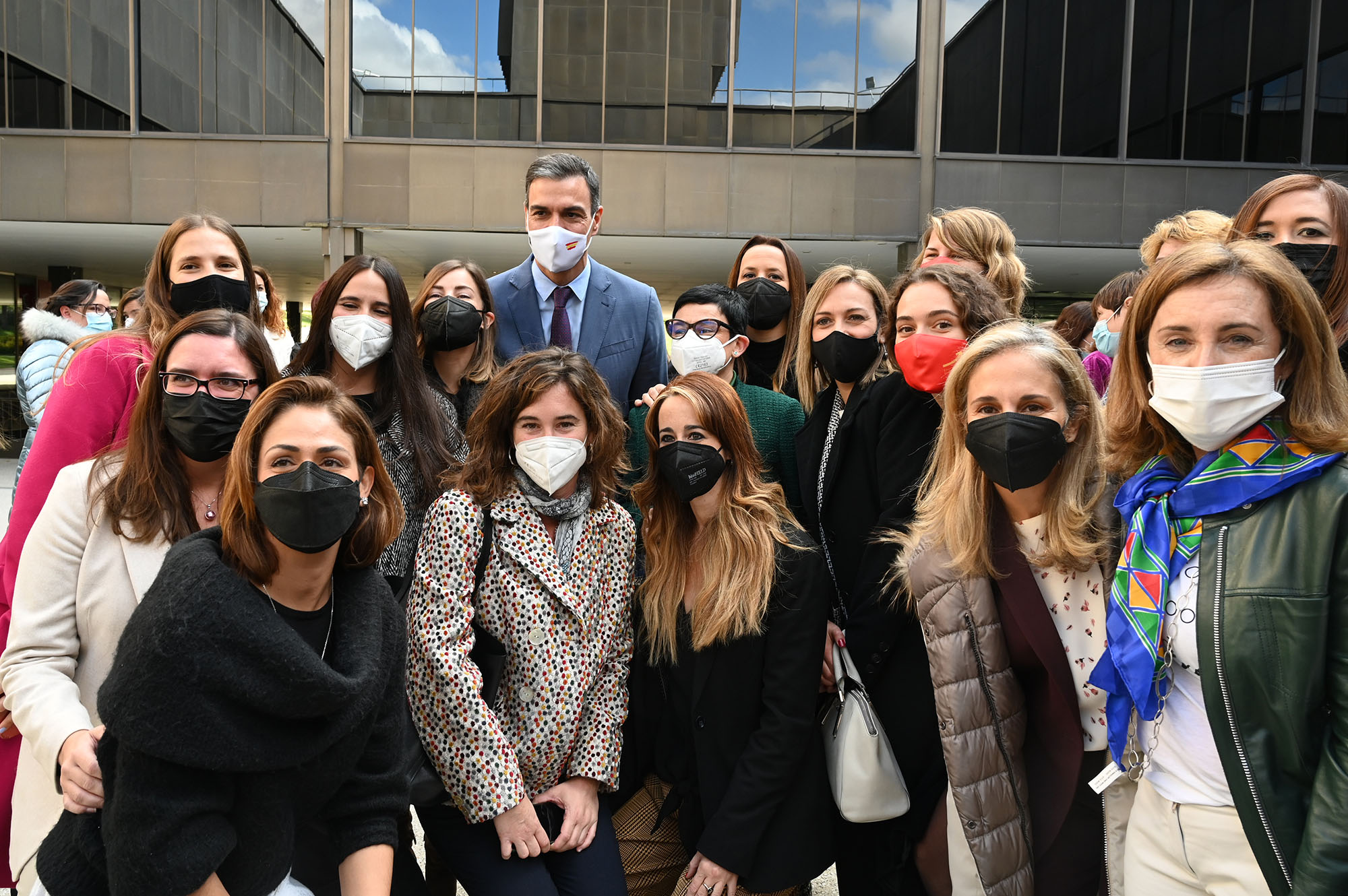 Pedro Sánchez junto a un grupo de mujeres emprendedoras